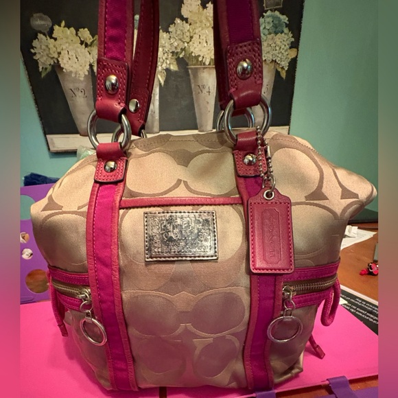 Coach Poppy Signature C Spotlight Tote

°ʟ12.5" ʜ11" ᴡ4.5" - Picture 1 of 16